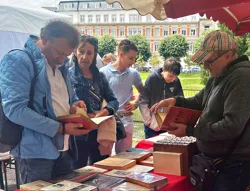Jean-Louis Beauvais en discussion avec des bibliophiles